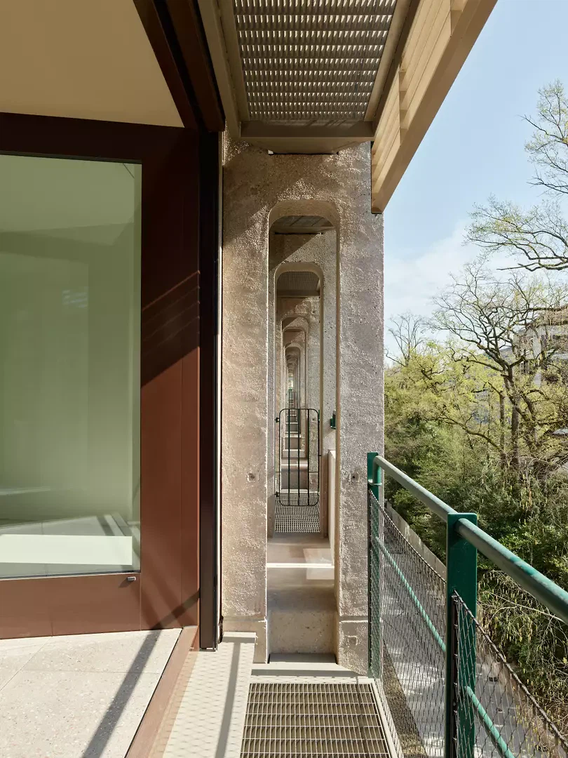 Les loggias et balcons découpent la façade et offrent des seuils habités entre intérieur et extérieur. La structure porteuse d’origine est affirmée par la présence du béton laissé apparent.