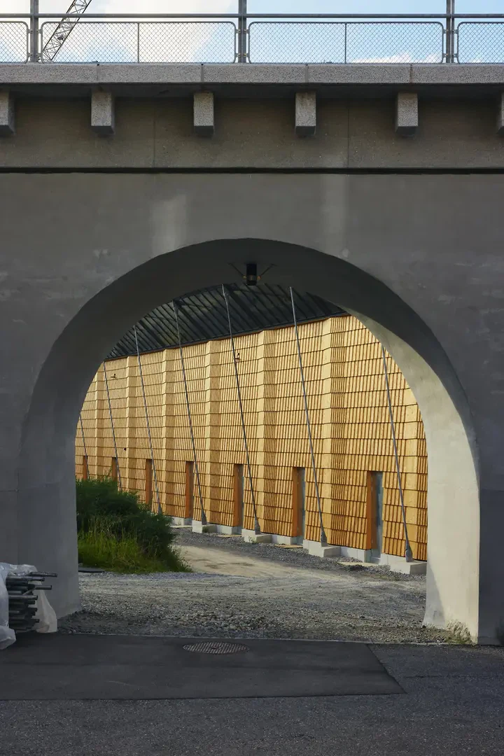 Blick durch Viaduktbogen