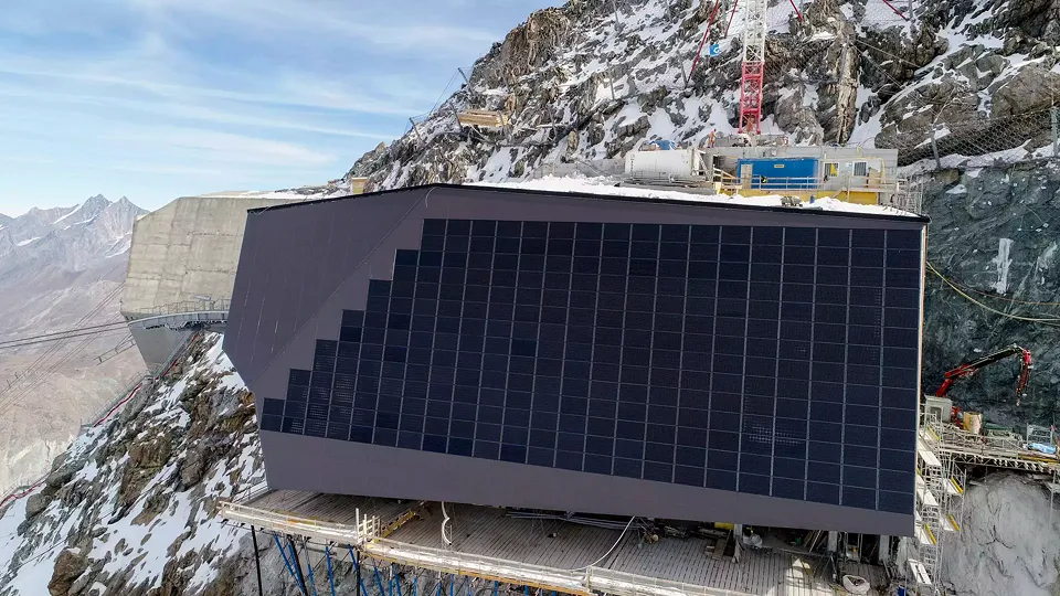 La construction de la  station de montagne a  été financée en commun  par Zermatt Bergbahnen (structure porteuse) et  le Service de l’électricité Zermatt (panneaux solaires de l’enveloppe du bâtiment).
