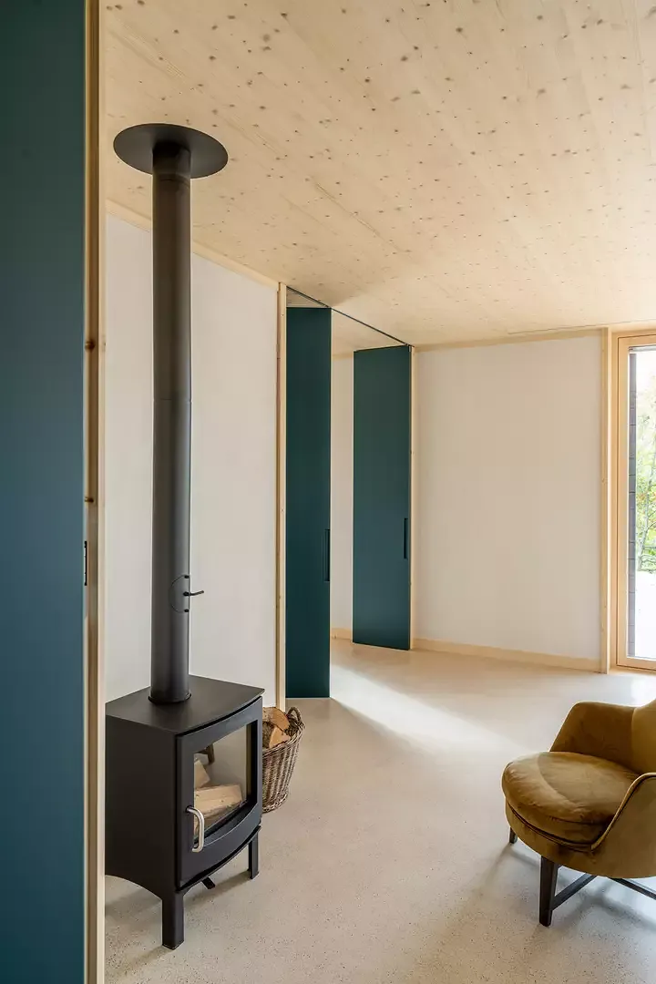 HausinSeen_Wohnraum mit Kaminofen_EG