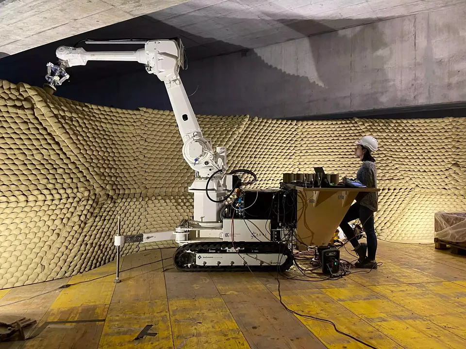 Clay Rotunda, human machine collaboration: Edurne and the mobile robot on site, SE MUSICLAB, Bern, 2020-2021 (c) Gramazio Kohler Research, ETH Zürich. Photo: Coralie Ming