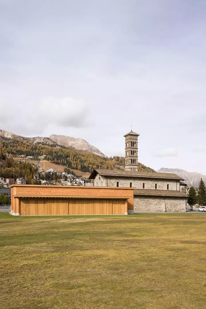 Lagergebäude mit Kirche St. Karl Borromäus