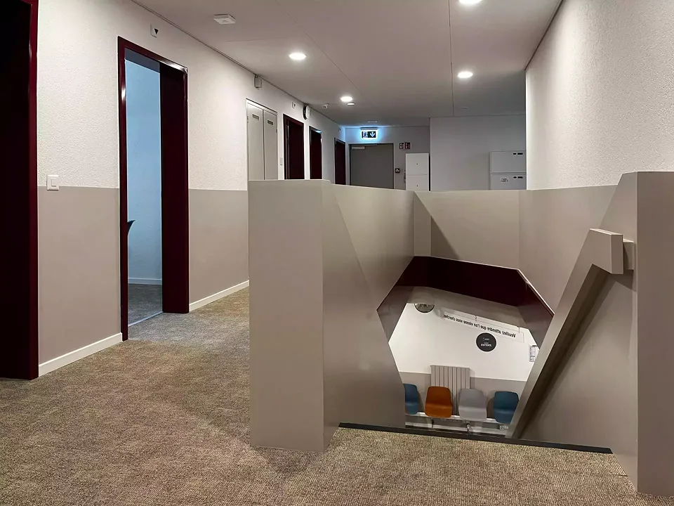 Accès espaces entretiens et Escalier vers niveau inférieur 