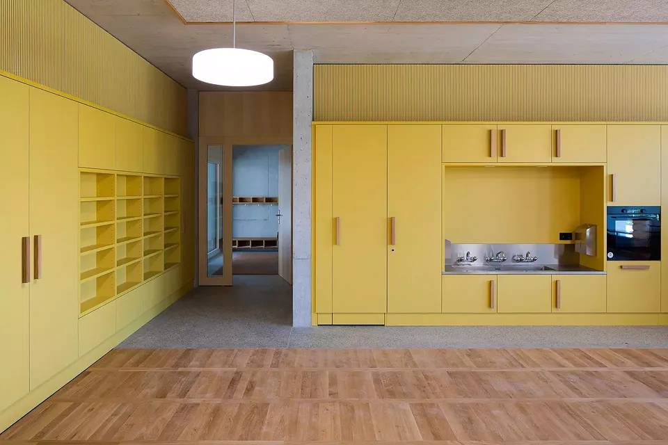 Salle de classe enfantine au rez-de-chaussée