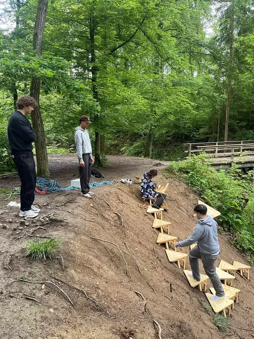 Aufstellen der Möbel vor Ort von Studierenden der Gruppe 'The Cliff'