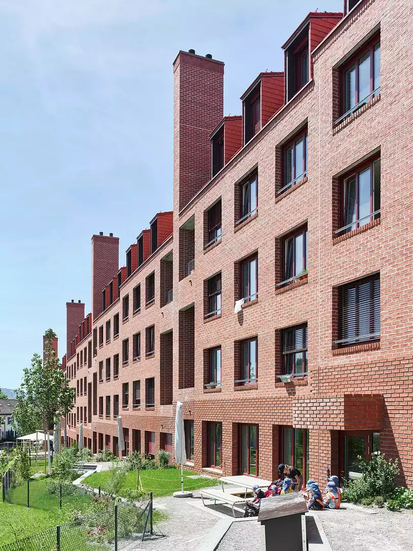 Une crèche, une garderie et un jardin d’enfants ont été installés au rez-de-chaussée inférieur. Ils partagent le nouveau parc avec les habitants du quartier.