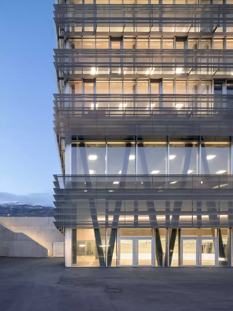 Ce choix confère un léger relief au bâtiment tout en créant un effet boîte à lumière. La structure anguleuse capte le soleil sous différents angles  et change de couleur graduellement.