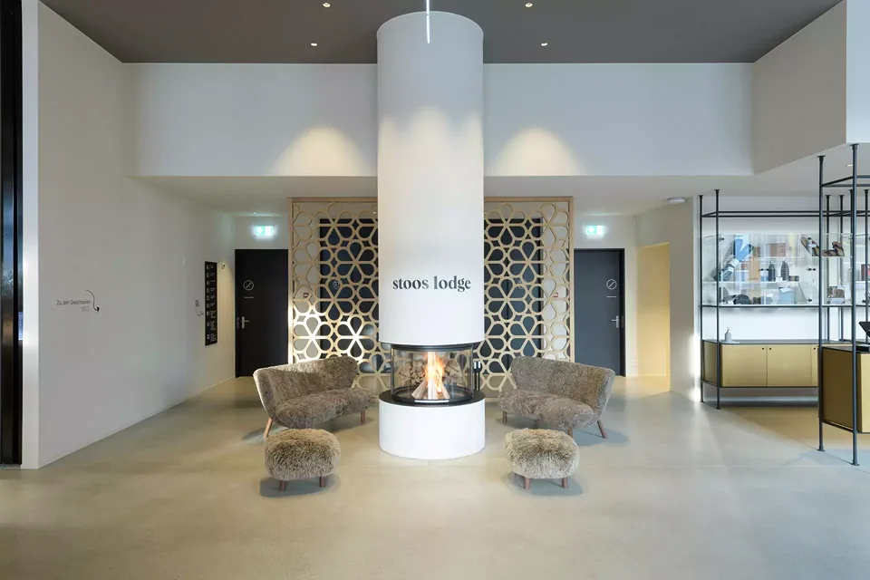 Erdgeschoss Lobby mit Cheminée