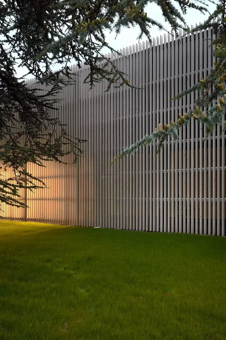 La façade nord éclairée de l'intérieur