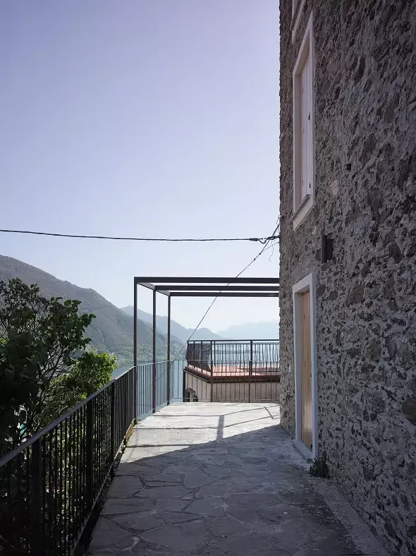 Ostterrasse Untergeschoss mit Pergola (Foto: Ulrich Stockhaus)