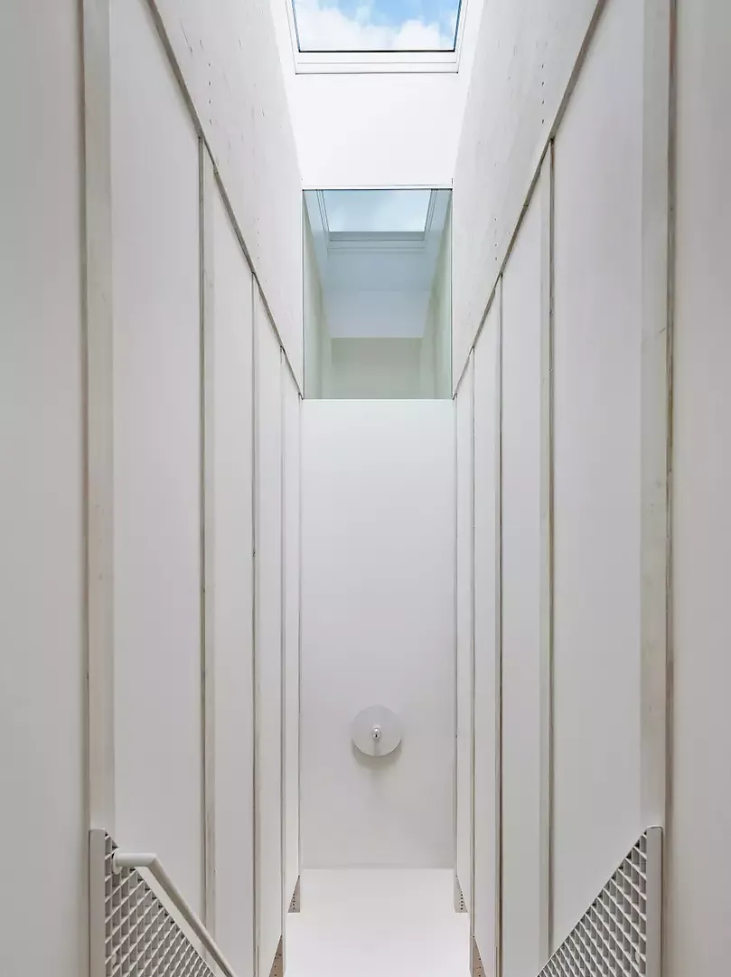Le bois de construction, important du point de vue statique, est  en épicéa et visible à l’état final.  Toute la structure du toit est essentiellement suspendue  aux deux pannes faîtières.