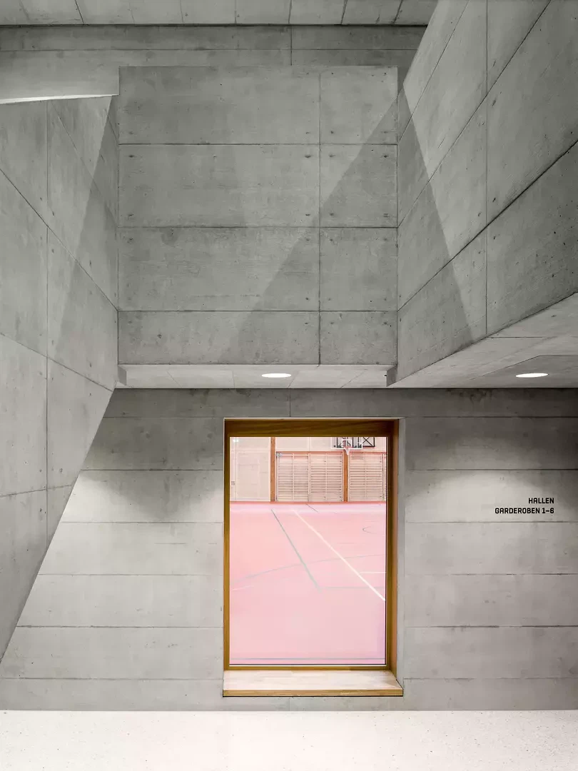 Sichtbeton und gezielte Öffnungen strukturieren den Raum