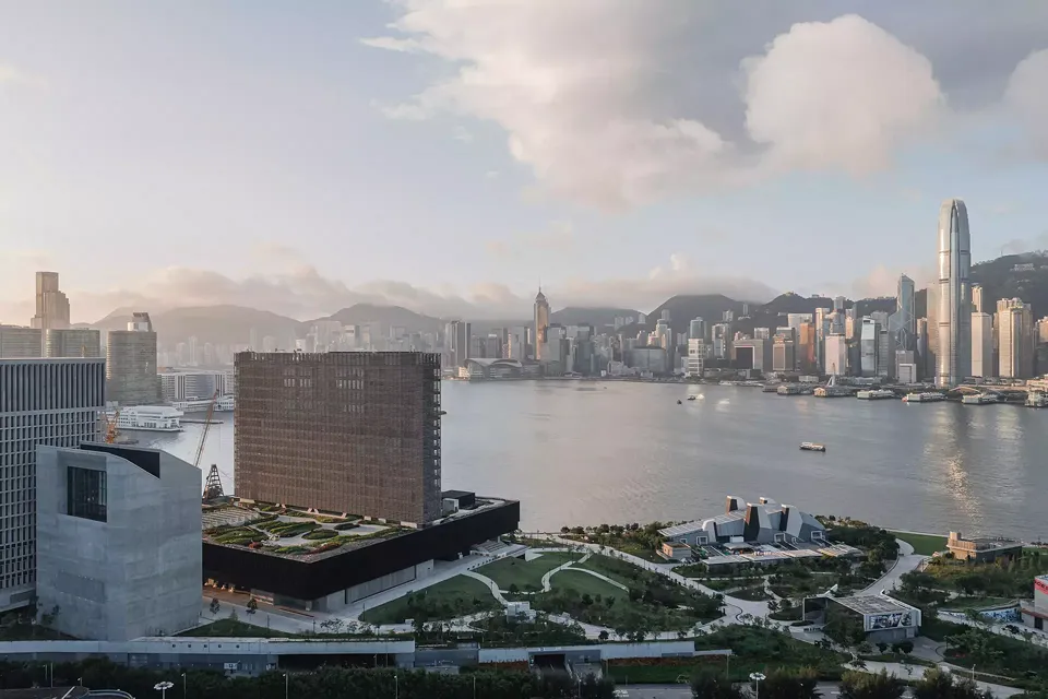 Outre le musée composé  d’un socle et d’une tour, le complexe comprend un entrepôt d’art (CSF) et un bâtiment avec des locaux commerciaux et des  bureaux (WKCDA Tower).