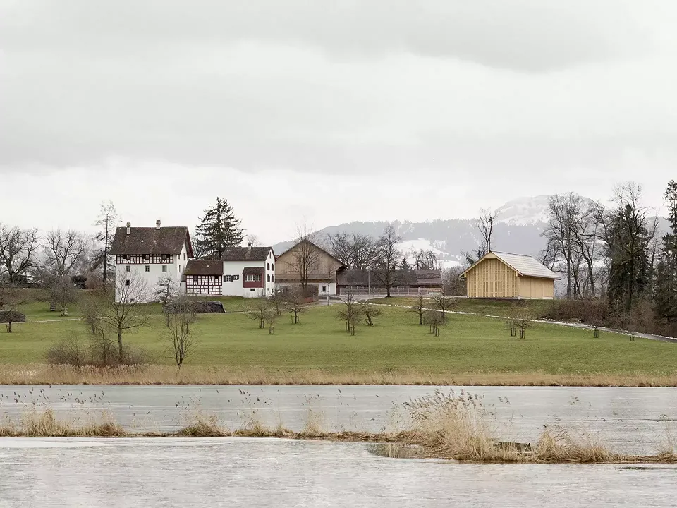 Aus der Ferne: Die Ökonomiegebäude um das sogenannte Menzihaus am Rand des unter Ortsbildschutz stehenden Weilers Lützelsee.