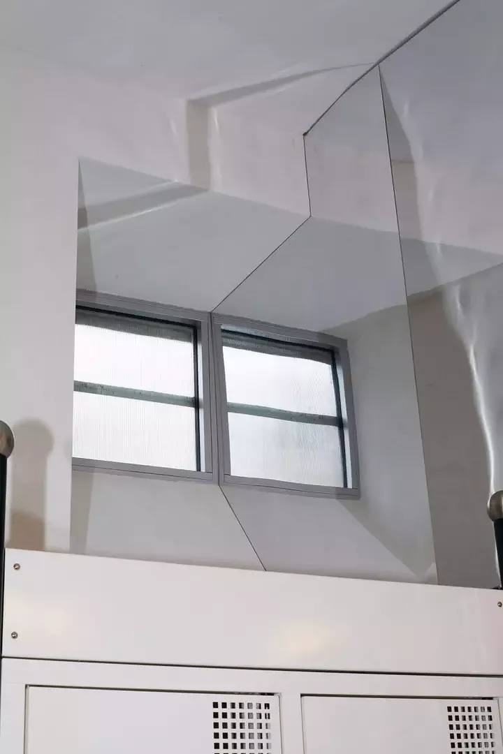 Splitterspiegel am Fenster