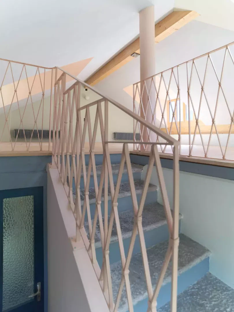 Fenstergitter wurden zu Geländern transformiert