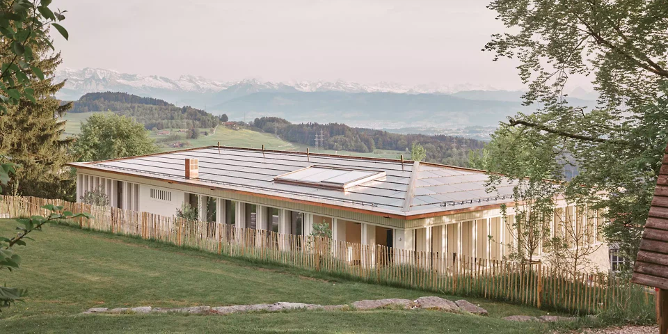 Hangseitig wirkt der Bau eingeschossig und ermöglicht Weitblick