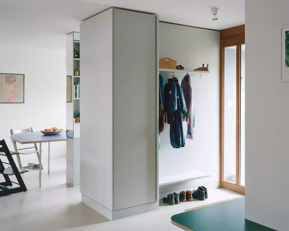 Eingangsbereich mit Garderobe und Sitzbank