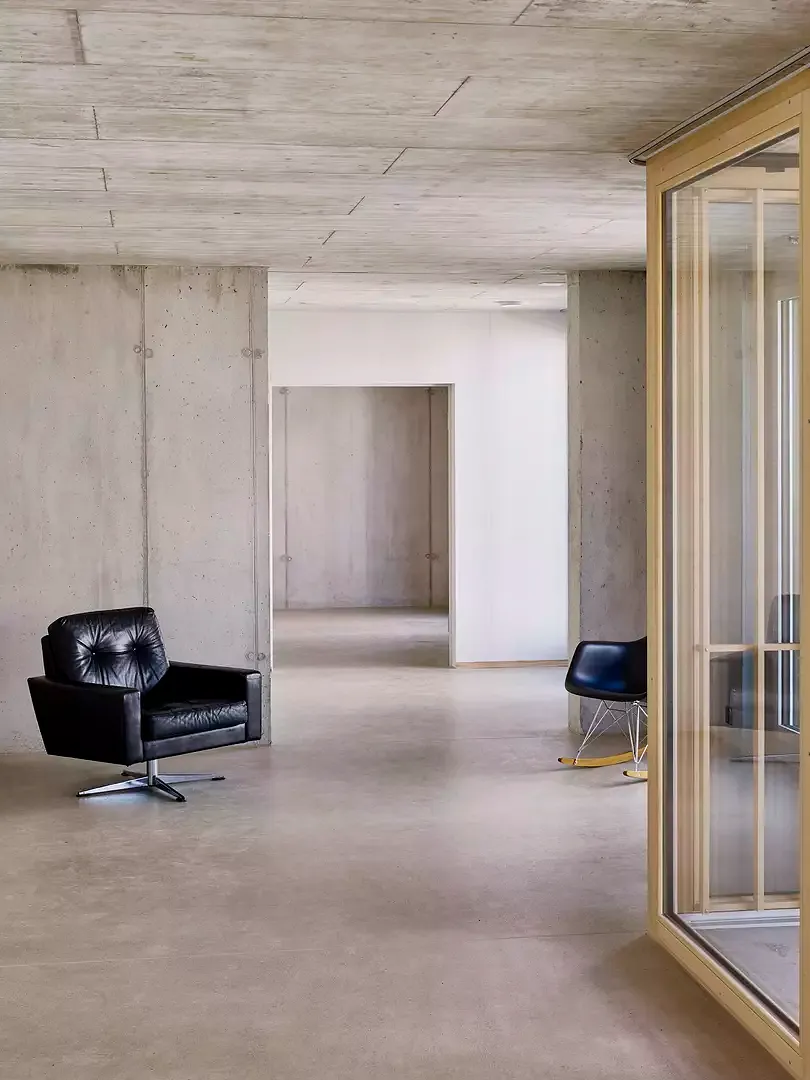 Blick durch Wohnraum mit innenliegender Laube, Entrée & Zimmer