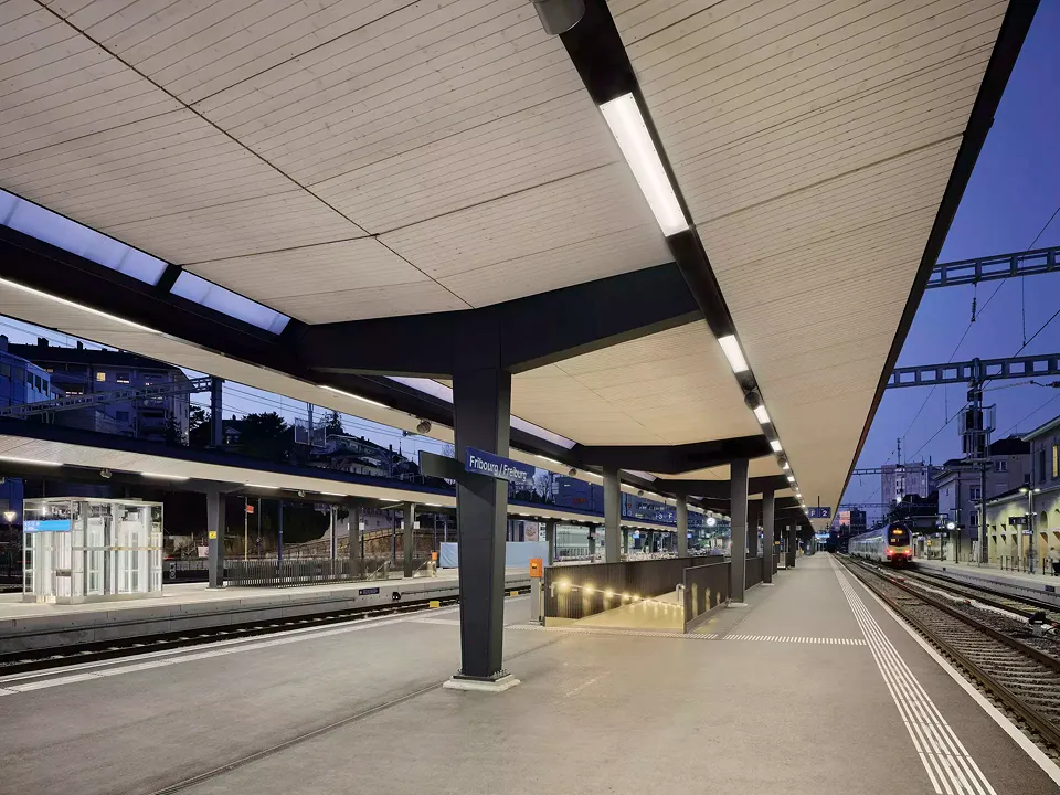 Perrondächer Perron 2 mit Rampenabgang , Abend