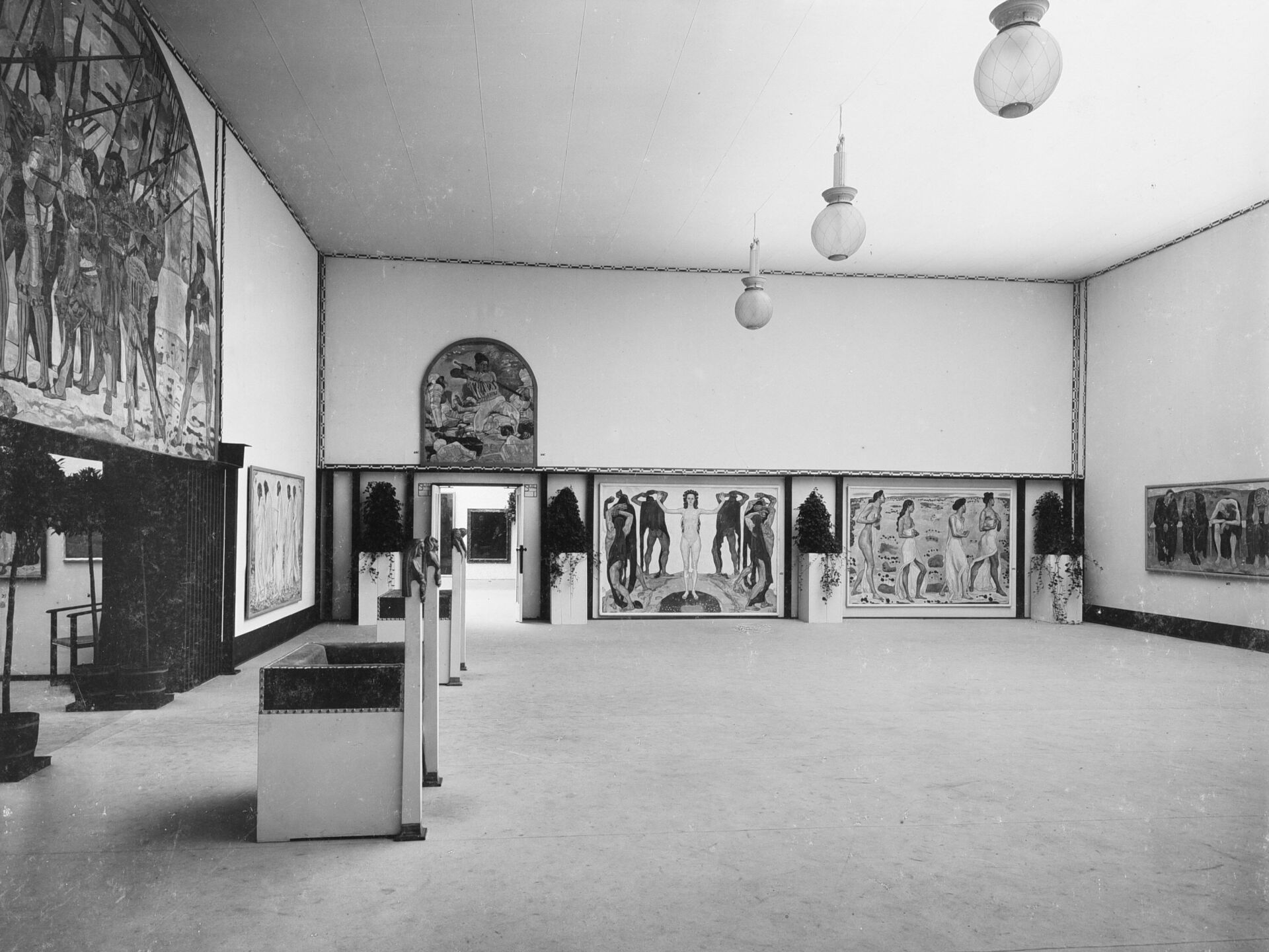 Moritz Nähr, 19. Ausstellung der Wiener Secession, Innenaufnahme: sog. «Hodlersaal», 1904. Schwarz-Weiss-Negativ Österreichische Nationalbibliothek, Wien Foto © ÖNB/Wien