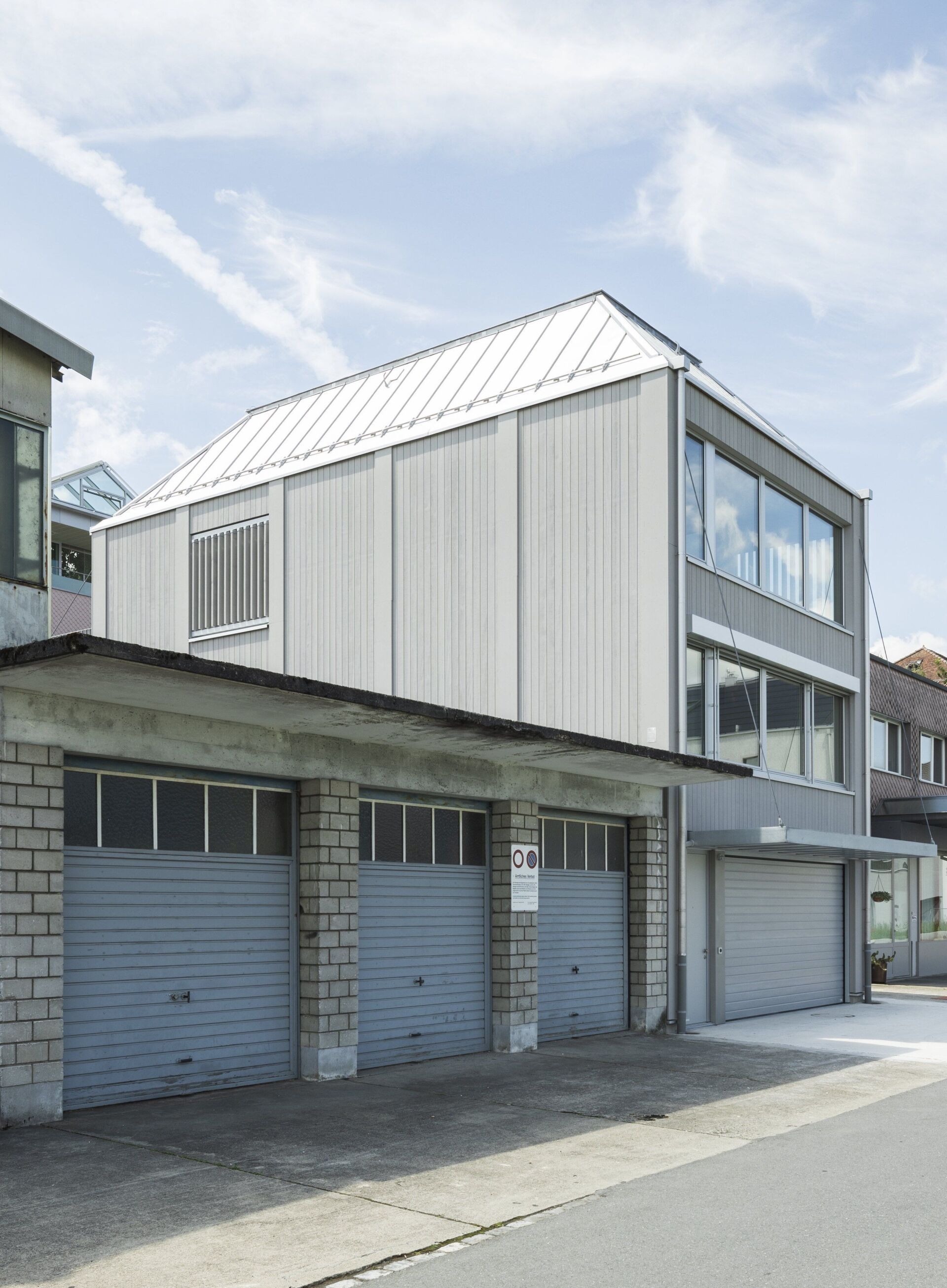 En 2020, Graber & Steiger ont construit une extension de six étages à Dierikon pour l'entreprise Komax. La structure ouverte permet des utilisations flexibles et autorise des adaptations à peu de frais. Un atrium crée une liaison verticale entre la production, les locaux logistiques, les bureaux et les salles de réunion. Photo: Dominique Marc Wehrli