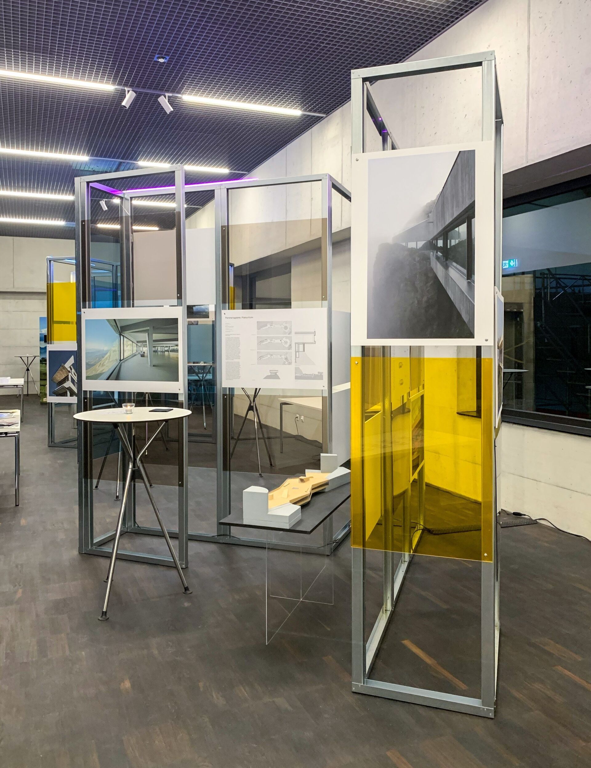 Dans l'exposition «Typisch Luzern?», des panneaux de construction Knauf ont été assemblés pour former un enchevêtrement spatial. Photo Jørg Himmelreich