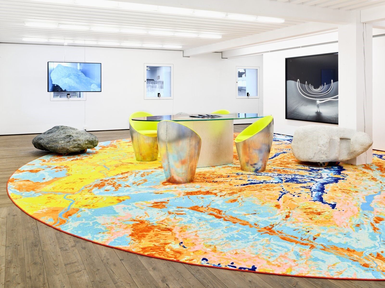 Inmitten des Raumes liegt der runde Teppich «Map of Shaping Forces» (2023) von Ege Carpets, gefertigt aus recyceltem Kunststoff. | Foto © Studio Other Spaces Inmitten des Raumes liegt der runde Teppich «Map of Shaping Forces» (2023) von Ege Carpets, gefertigt aus recyceltem Kunststoff. | Foto © Studio Other Spaces