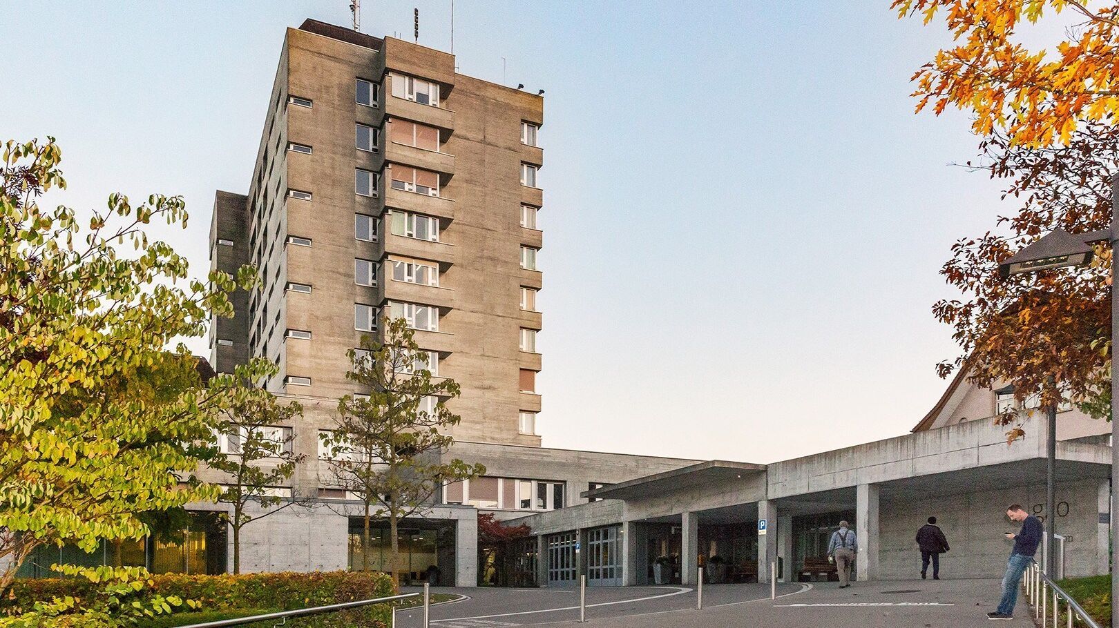 Blick auf das heutige Spital Wetzikon: Die Arbeiten am Neu- und Erweiterungsbau sind seit Anfang Mai 2024 eingestellt, nachdem sich die Steiner AG als Generalunternehmerin vom Projekt zurückzog. | Foto: Deborah Spinelli/GZO Spital Wetzikon Blick auf das heutige Spital Wetzikon: Die Arbeiten am Neu- und Erweiterungsbau sind seit Anfang Mai 2024 eingestellt, nachdem sich die Steiner AG als Generalunternehmerin vom Projekt zurückzog. | Foto: Deborah Spinelli/GZO Spital Wetzikon