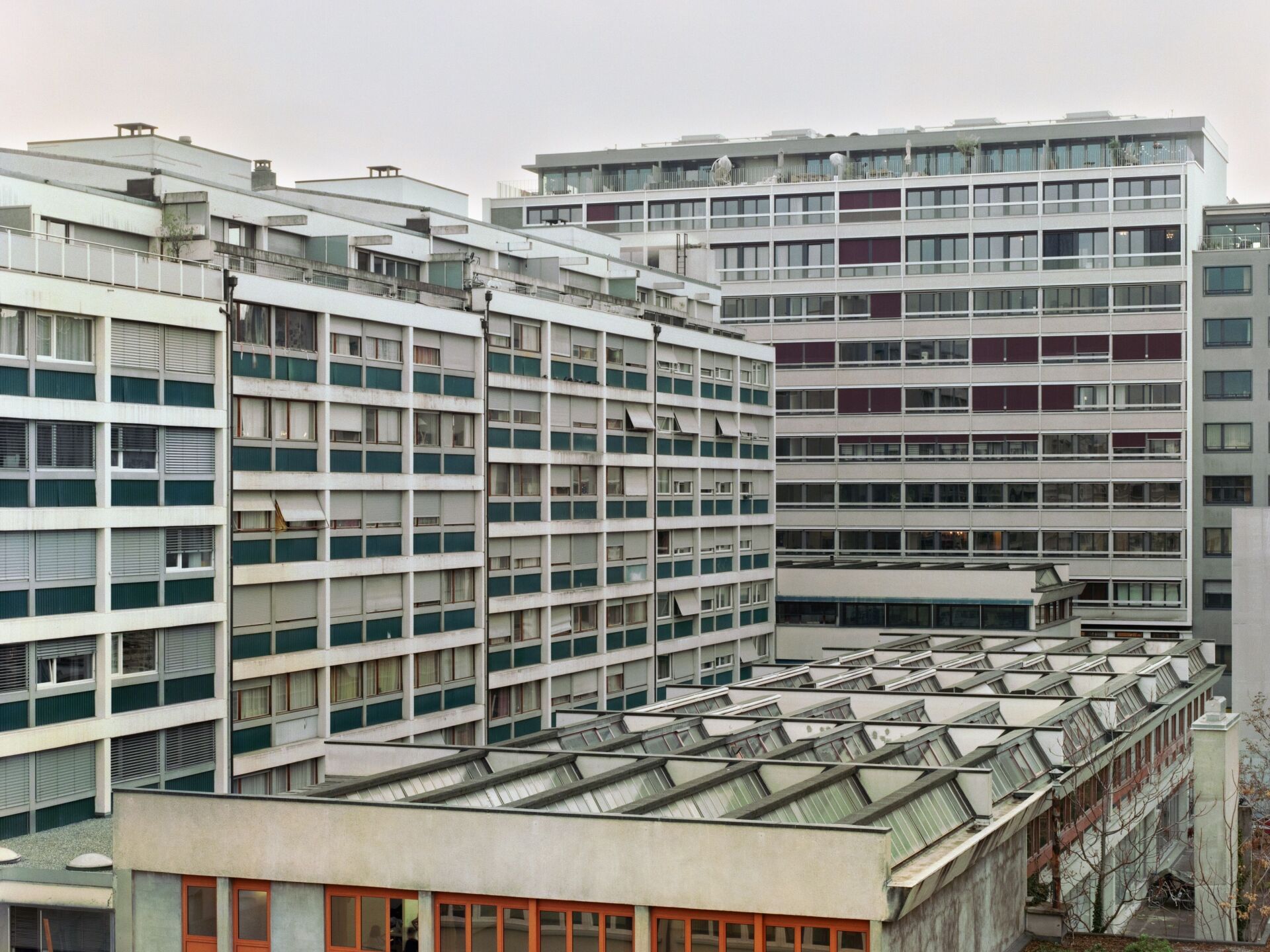 La surélévation d’un immeuble des années 1960 de Jaccaud + Associés, situé à Genève, affirme une volonté de lecture unitaire. L’extension ne se distingue ainsi que par de subtiles différences de proportions et de matériaux laissant à une observation attentive la distinction entre les parties neuves et anciennes. | Photo: Joël Tettamanti