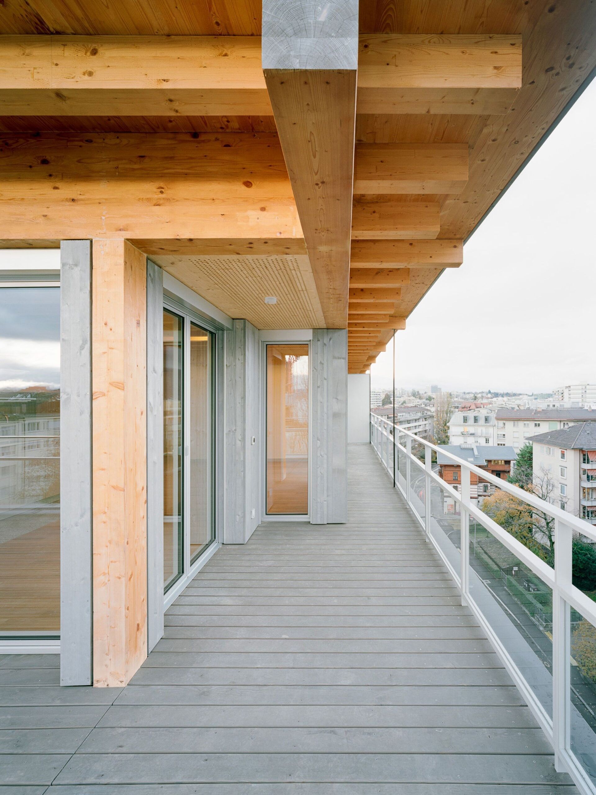 Dans les nouveaux étages crées, de longs balcons filants permettent aux habitant·e·s de bénéficier d’un espace exterieur de qualité. | Photo: Olivier Di Giambattista Dans les nouveaux étages crées, de longs balcons filants permettent aux habitant·e·s de bénéficier d’un espace exterieur de qualité. | Photo: Olivier Di Giambattista