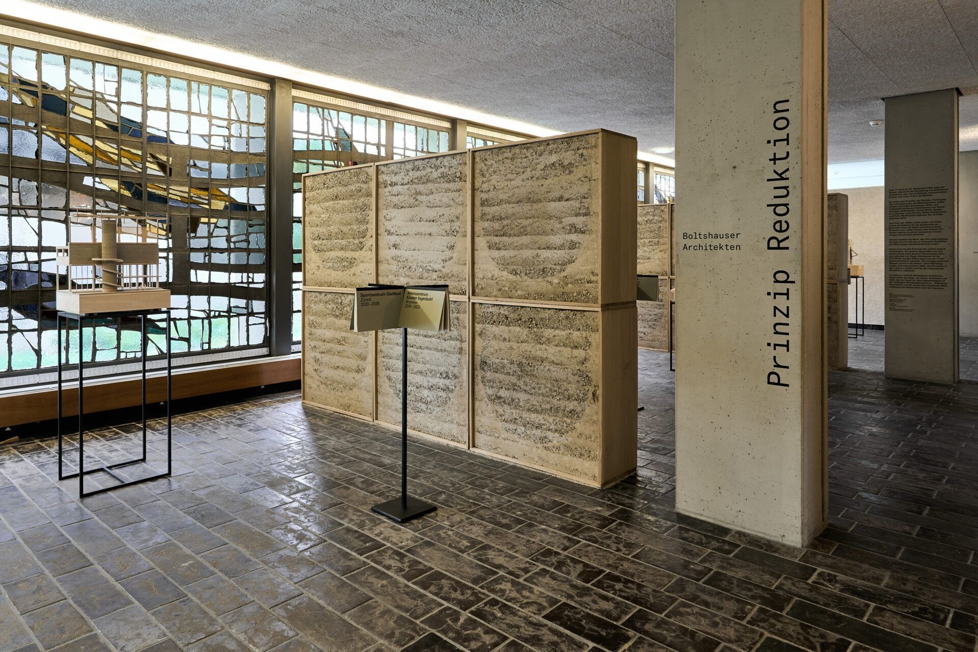 Material und Modell im Dialog: Grossformatige Lehmproben treffen auf ein Architekturmodell und Texttafeln führen in die Material- und Projektwelt von Boltshauser Architekten ein. | Foto: Niklas Eschenmoser Niklas Eschenmoser