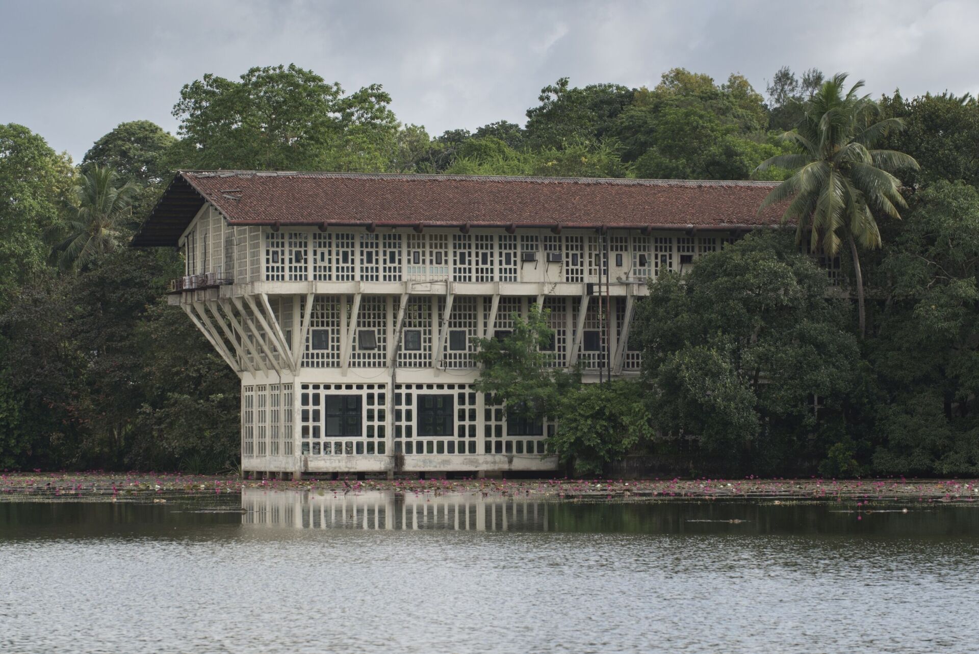 Das Verwaltungsgebäudes der Ceylon Steel Corporation in Oruwala in Sri Lanka erhebt sich über einem See. | Foto: Sebastian Posingis Das Verwaltungsgebäudes der Ceylon Steel Corporation in Oruwala in Sri Lanka erhebt sich über einem See. | Foto: Sebastian Posingis