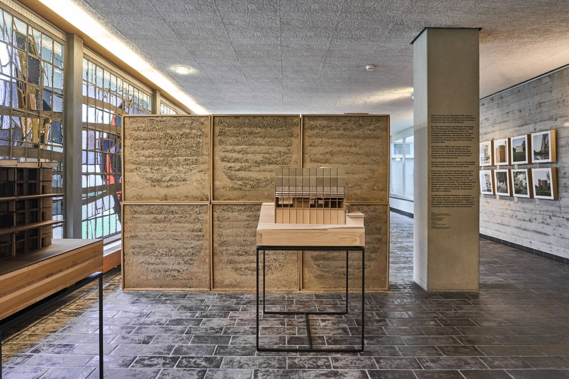 Die Ausstellung zeigt Lehm nicht nur als Baustoff, sondern als Ergebnis von Mischung, Verdichtung und Versuch. | Foto: Niklas Eschenmoser Niklas Eschenmoser