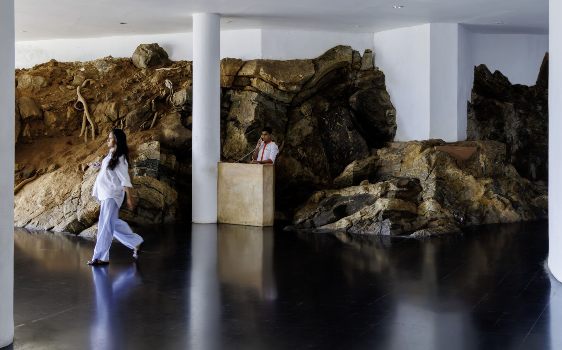 In der Lobby des Kandalama Hotels in Dambulla wurden die Felsen zum integralen Bestandteil der Architektur. | Foto: Iwan Baan In der Lobby des Kandalama Hotels in Dambulla wurden die Felsen zum integralen Bestandteil der Architektur. | Foto: Iwan Baan