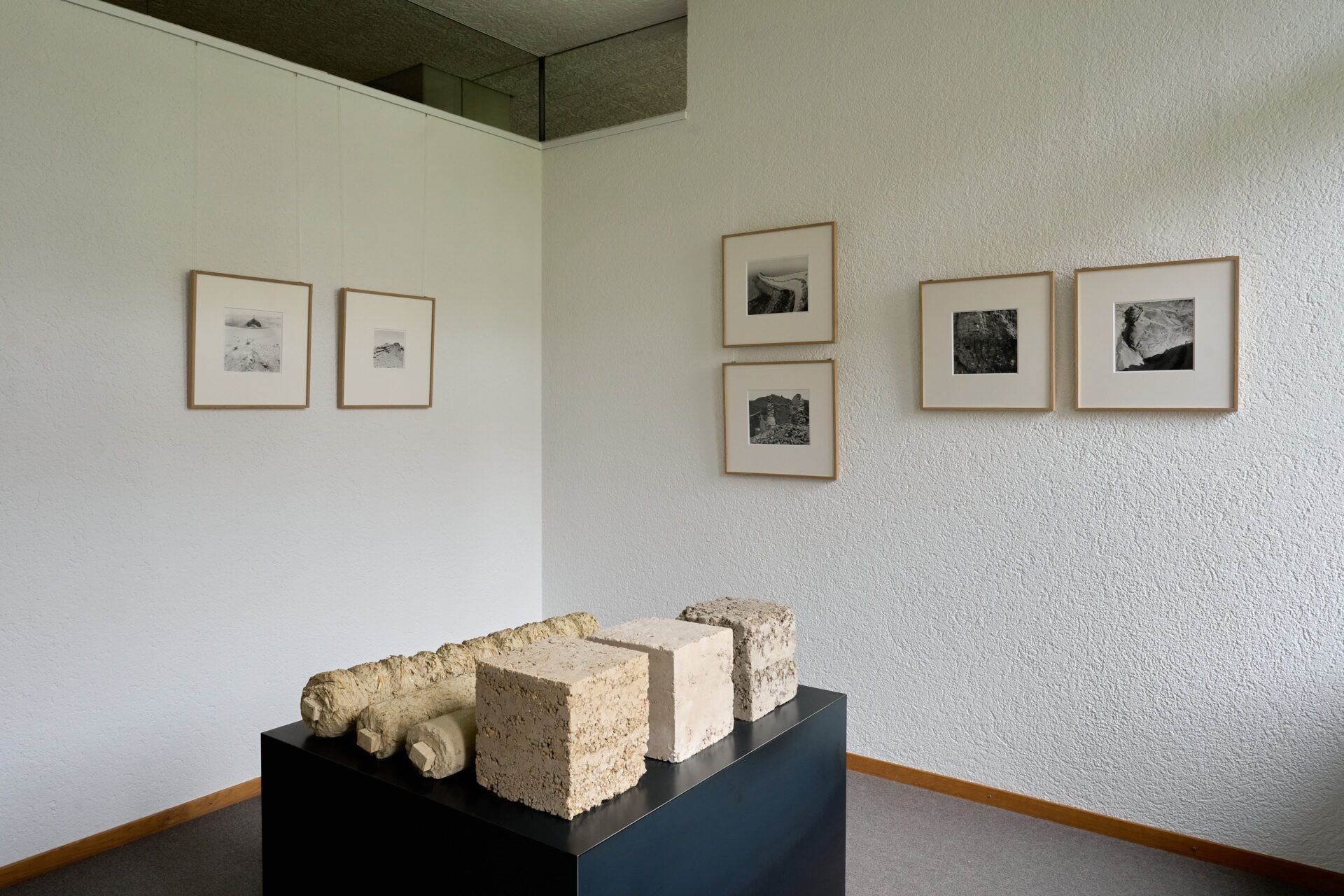 Materialproben und Fotografien verweisen auf Lehm als Baustoff zwischen Rohstoff, Konstruktion und Landschaft. | Foto: Niklas Eschenmoser Niklas Eschenmoser