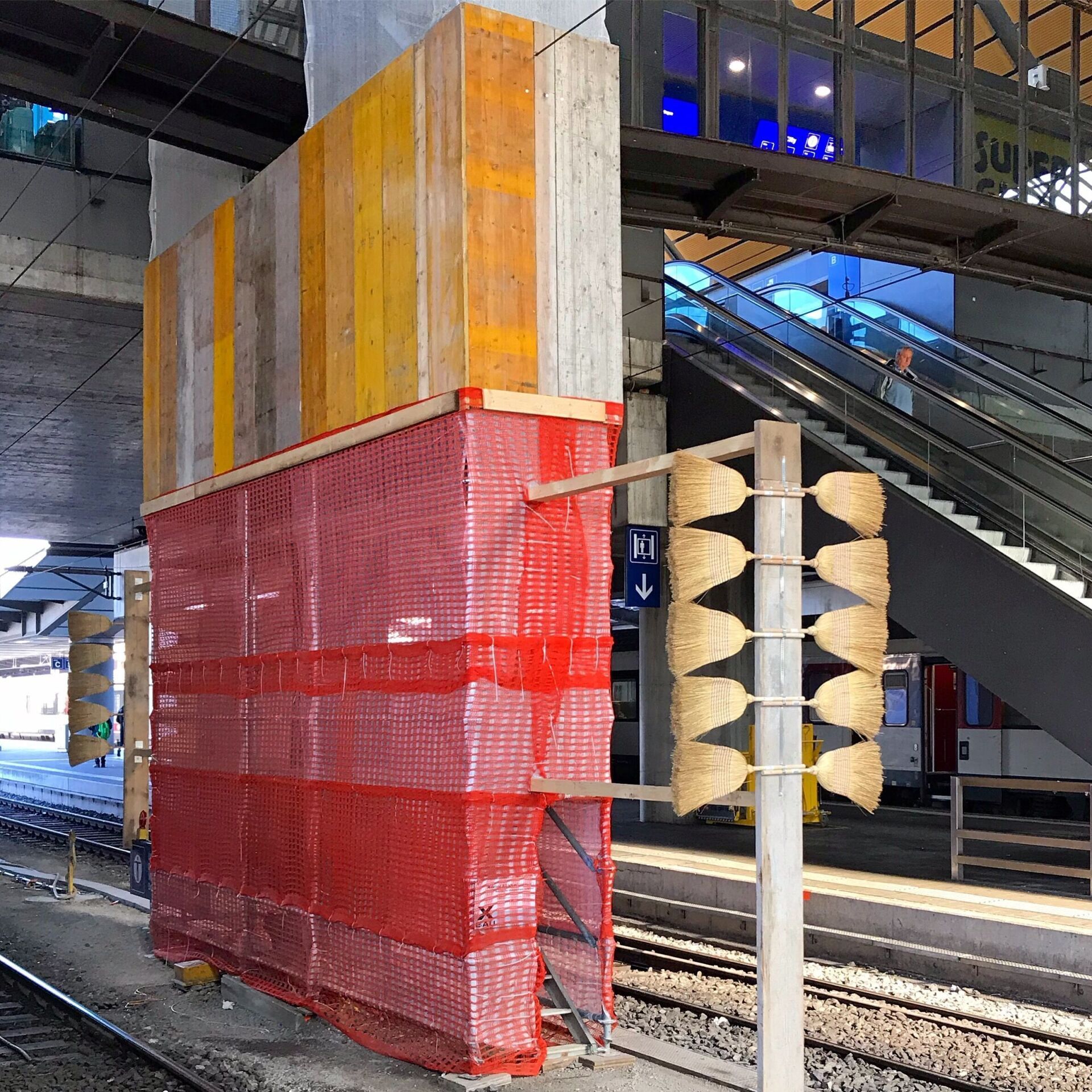 Schutzbürsten an einer Bahnstrecke in Basel sollen verhindern, dass Fahrgäste den Kopf aus dem Fenster strecken | Foto © KOSMOS Architects KOSMOS Architects