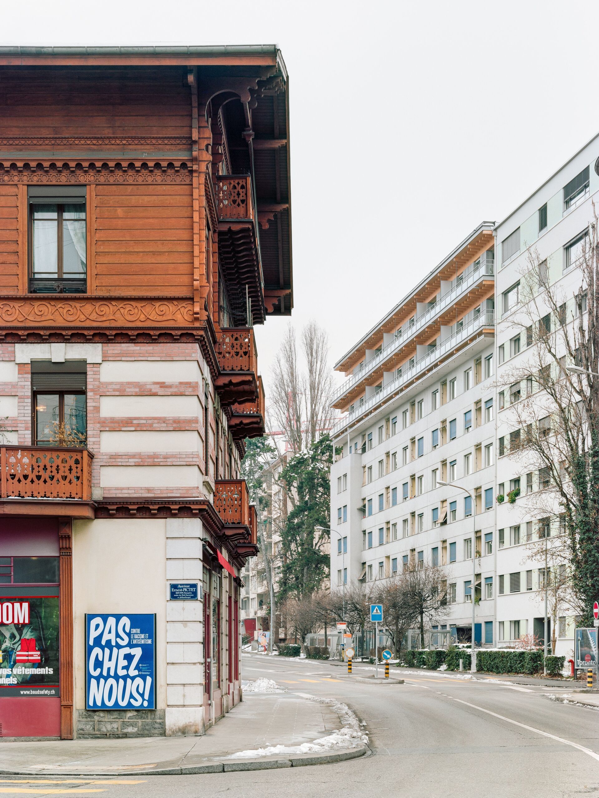 Même si l’extension en bois contraste fortement avec le bâtiment original, d’autres bâtiments du quartier permettent de créer un lien visuel avec la nouvelle surélévation. | Photo: Olivier Di Giambattista Même si l’extension en bois contraste fortement avec le bâtiment original, d’autres bâtiments du quartier permettent de créer un lien visuel avec la nouvelle surélévation. | Photo: Olivier Di Giambattista