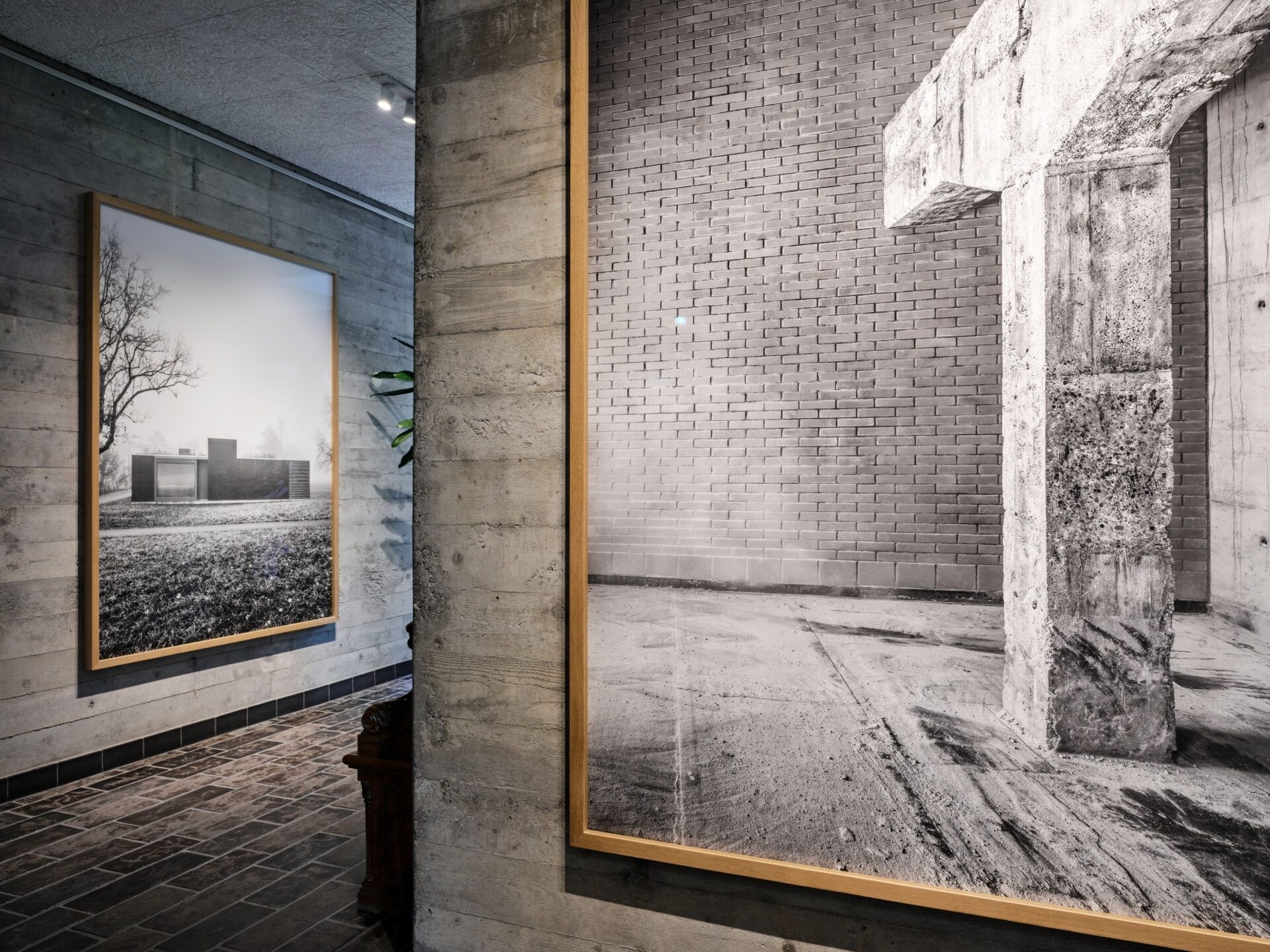 Fotografische Arbeiten ergänzen die Modelle und Materialproben in der Ausstellung Prinzip Reduktion. | Foto: Niklas Eschenmoser. Niklas Eschenmoser