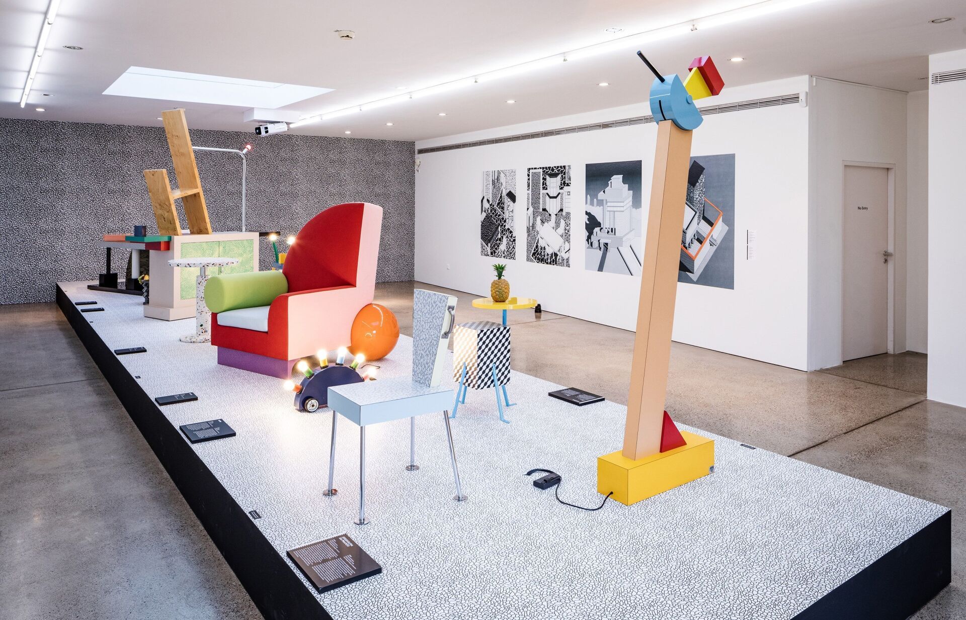 Installationsansicht «Memphis. 40 Jahre Kitsch und Eleganz» ©VG Bild-Kunst Installationsansicht «Memphis. 40 Jahre Kitsch und Eleganz» ©VG Bild-Kunst