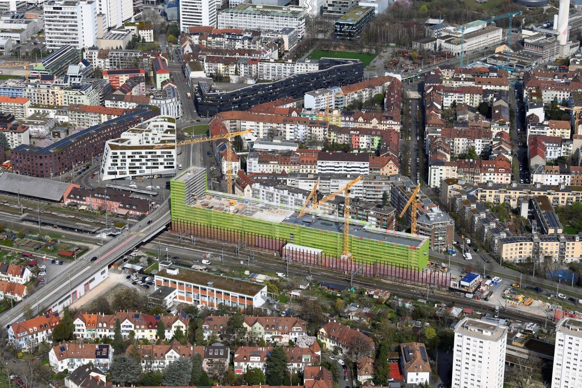 Luftaufnahme vom 20. März 2024: Acht von zehn Turmgeschossen waren zu diesem Zeitpunkt erstellt. | Foto: Erich Meyer Luftaufnahme vom 20. März 2024: Acht von zehn Turmgeschossen waren zu diesem Zeitpunkt erstellt. | Foto: Erich Meyer