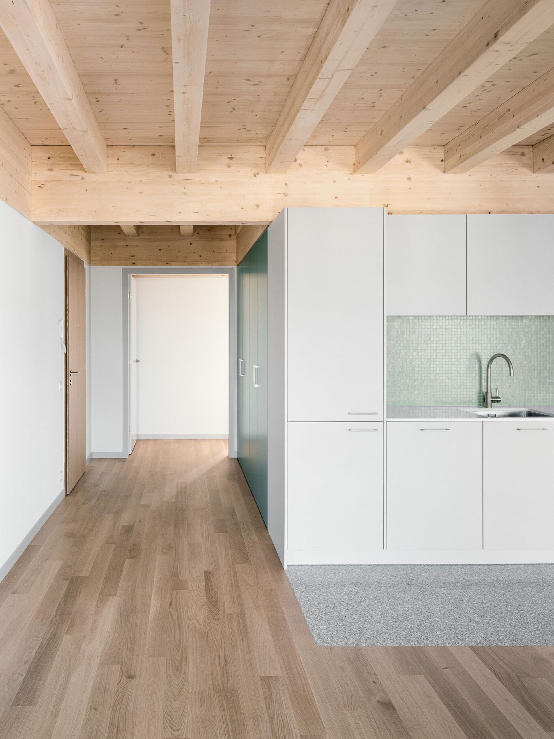Bien que les typologies des appartements soient standard, les architectes ont créer des ambiances agréables en laissant apparaître la structure bois. | Photo: Olivier Di Giambattista Bien que les typologies des appartements soient standard, les architectes ont créer des ambiances agréables en laissant apparaître la structure bois. | Photo: Olivier Di Giambattista