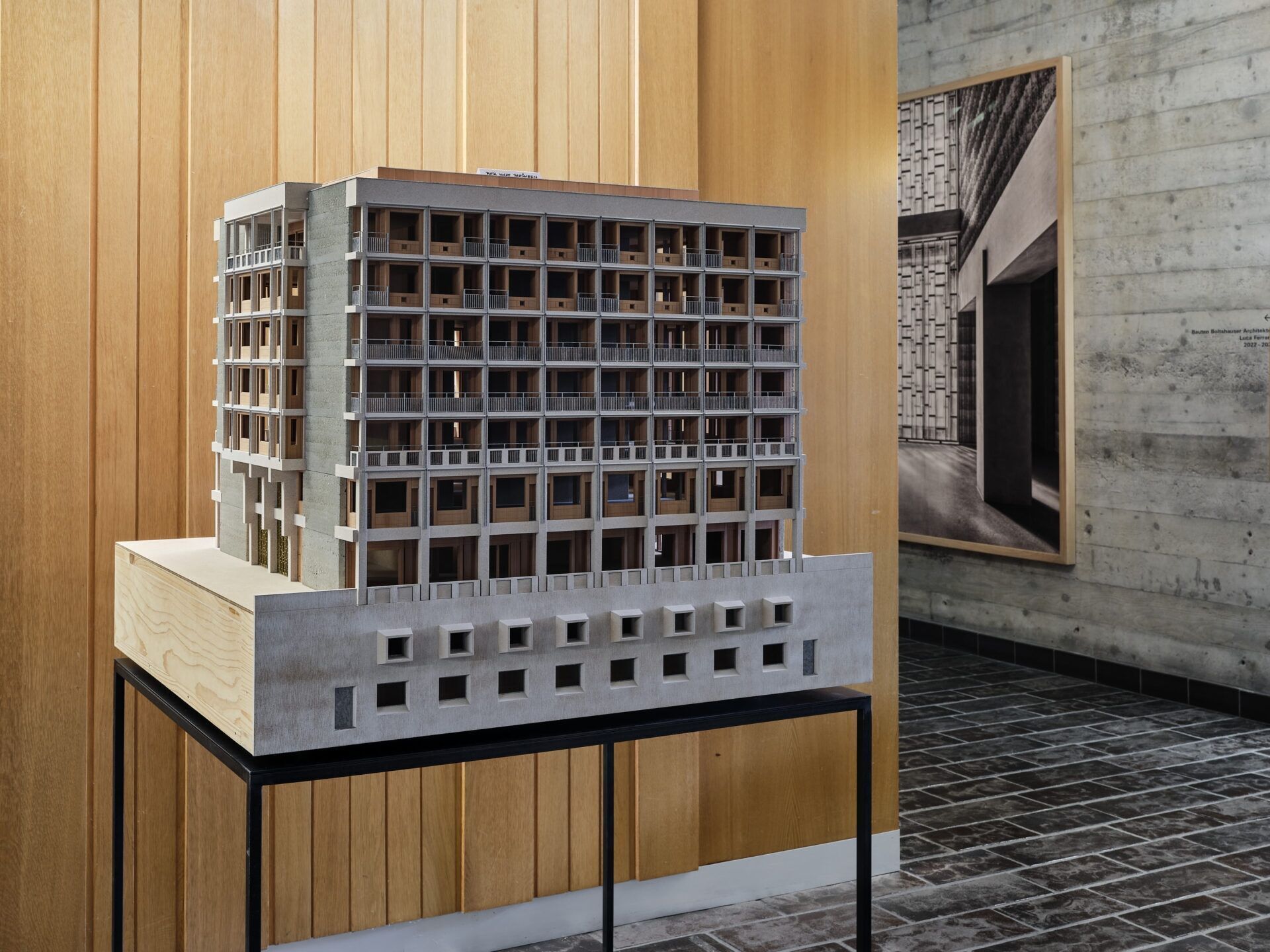 Modell des Alterszentrums St. Josef auf dem Klosterhügel Ingenbohl. Der 2023 fertiggestellte Bau verbindet ein Stahlbetonskelett mit Trasskalkelementen und differenzierten Aussenräumen. | Foto: Niklas Eschenmoser Niklas Eschenmoser