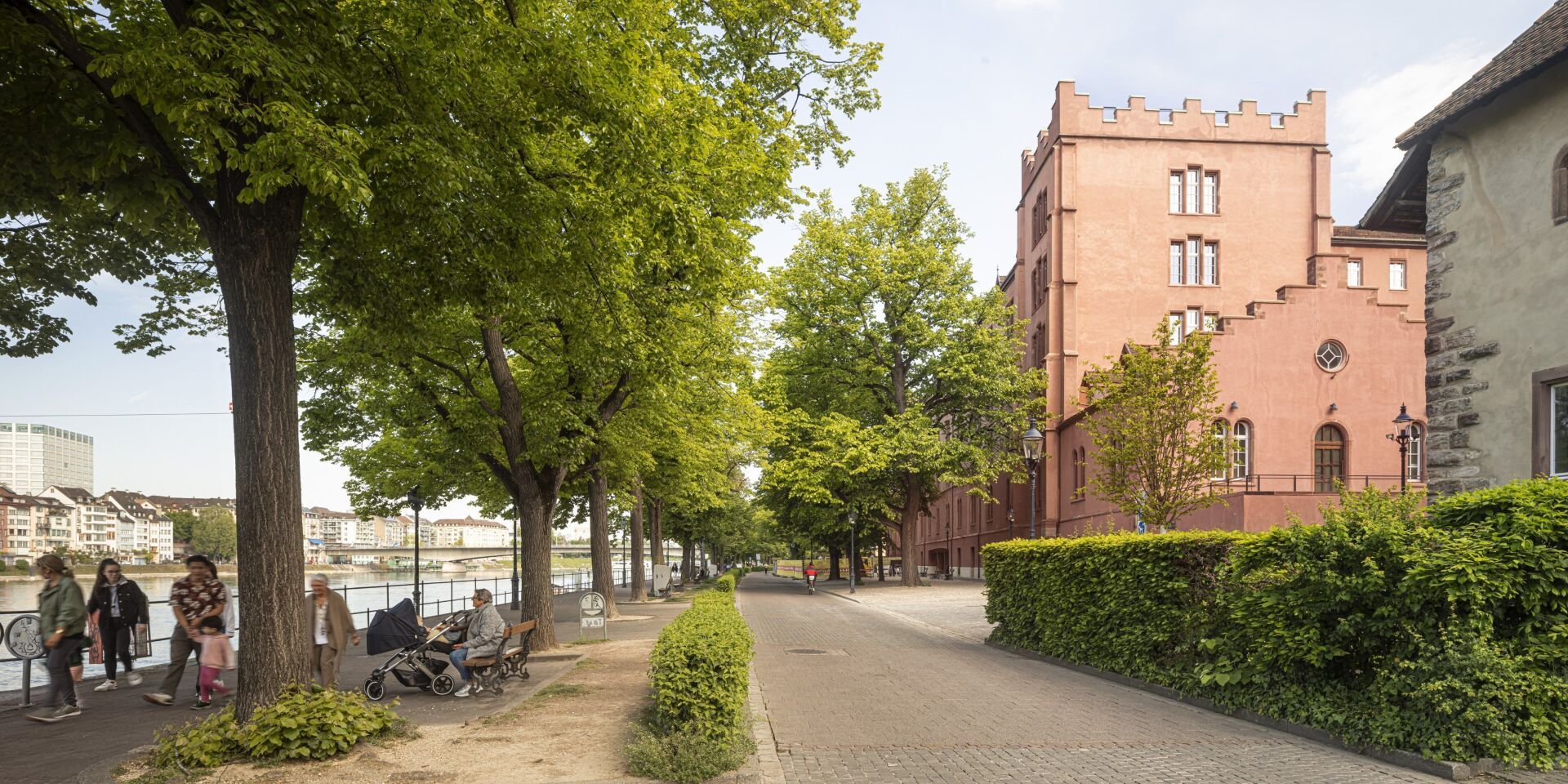 Jusqu’à présent, la façade donnant sur le Rhin était repoussante. Une nouvelle entrée spacieuse mène désormais au foyer, lui aussi neuf et composé de plusieurs étages. | Photo: Adrià Goula Jusqu’à présent, la façade donnant sur le Rhin était repoussante. Une nouvelle entrée spacieuse mène désormais au foyer, lui aussi neuf et composé de plusieurs étages. | Photo: Adrià Goula