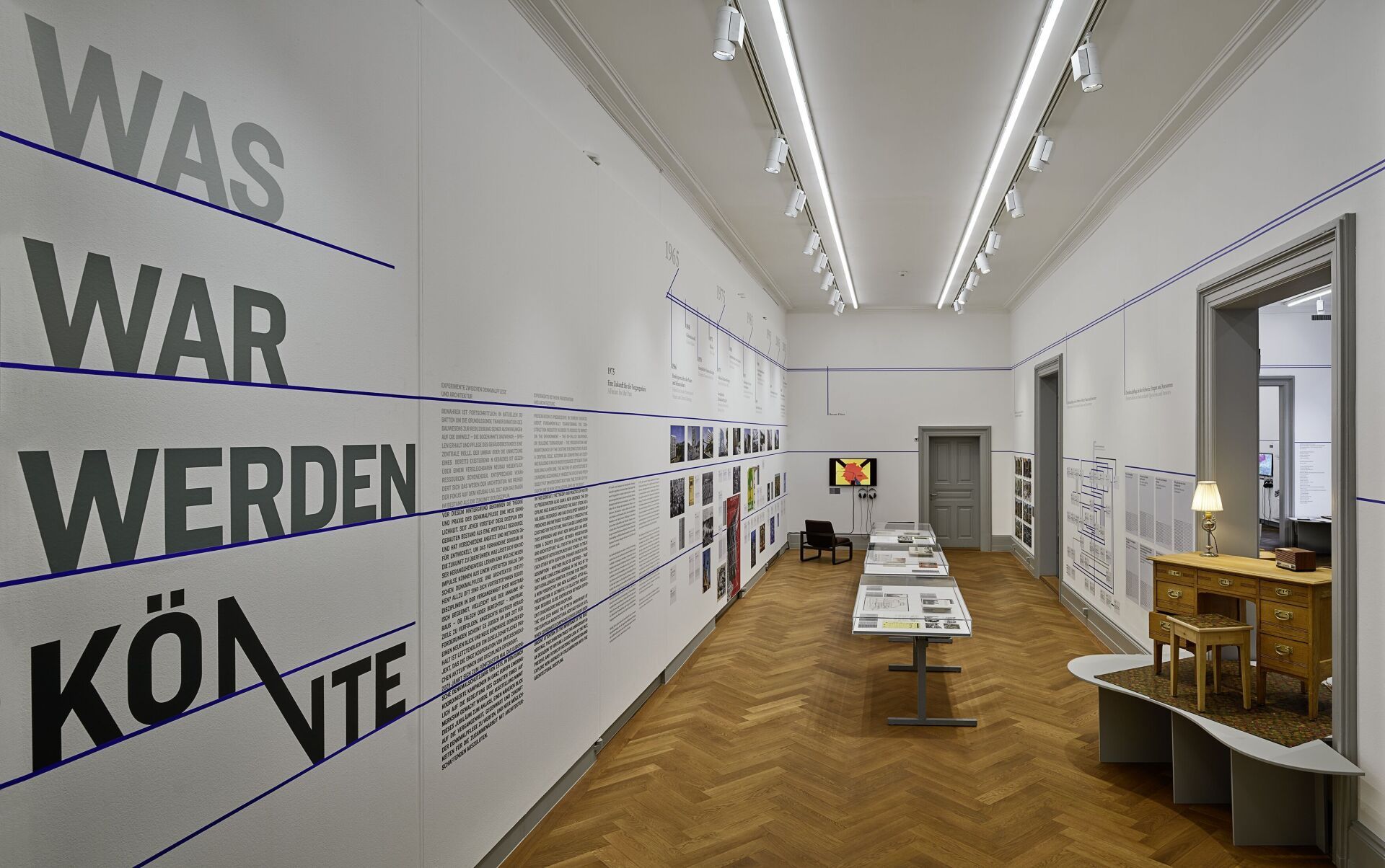 Blick in die Ausstellung: Mit einer grossformatigen Zeitleiste, Fotos, Dokumenten und sorgfältig inszenierten Objekten verbindet die Ausstellung historische Inhalte mit einer klaren Gestaltung. | Foto © S AM Schweizerisches Architekturmuseum Blick in die Ausstellung: Mit einer grossformatigen Zeitleiste, Fotos, Dokumenten und sorgfältig inszenierten Objekten verbindet die Ausstellung historische Inhalte mit einer klaren Gestaltung. | Foto © S AM Schweizerisches Architekturmuseum