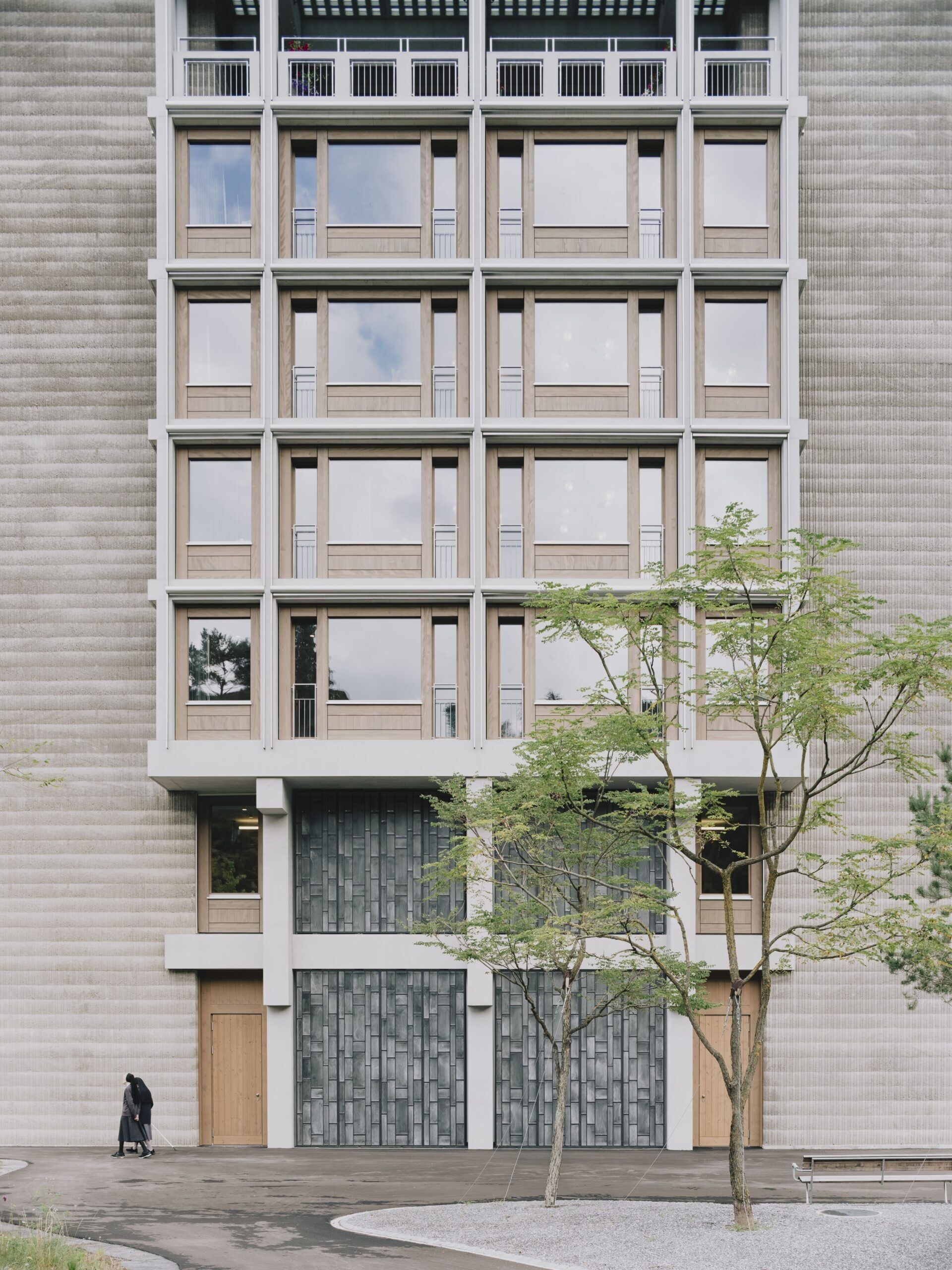 Alterszentrum Kloster Ingenbohl in Brunnen von Boltshauser Architekten. Die Nordfassade fasst den Eingang zwischen Flächen aus vertikal strukturierten Trasskalkelementen. | Foto: Sandro Livio Straube Sandro Livio Straube