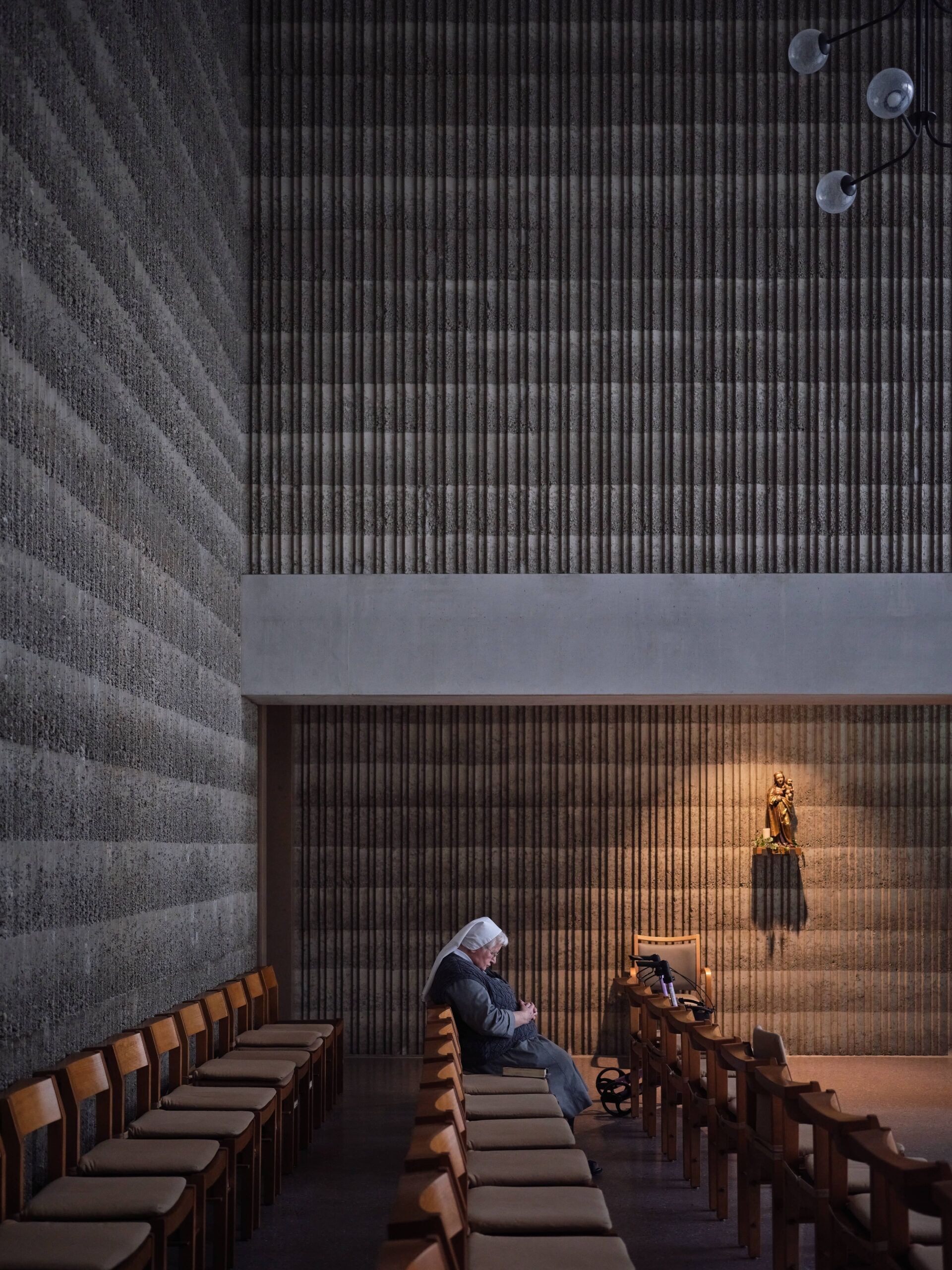 Kapelle des Alterszentrums St. Josef auf dem Klosterhügel Ingenbohl. Die gerillten Trasskalkwände prägen den Raum und machen die Schichtung des Materials ablesbar. Foto: Niklas Eschenmoser Niklas Eschenmoser