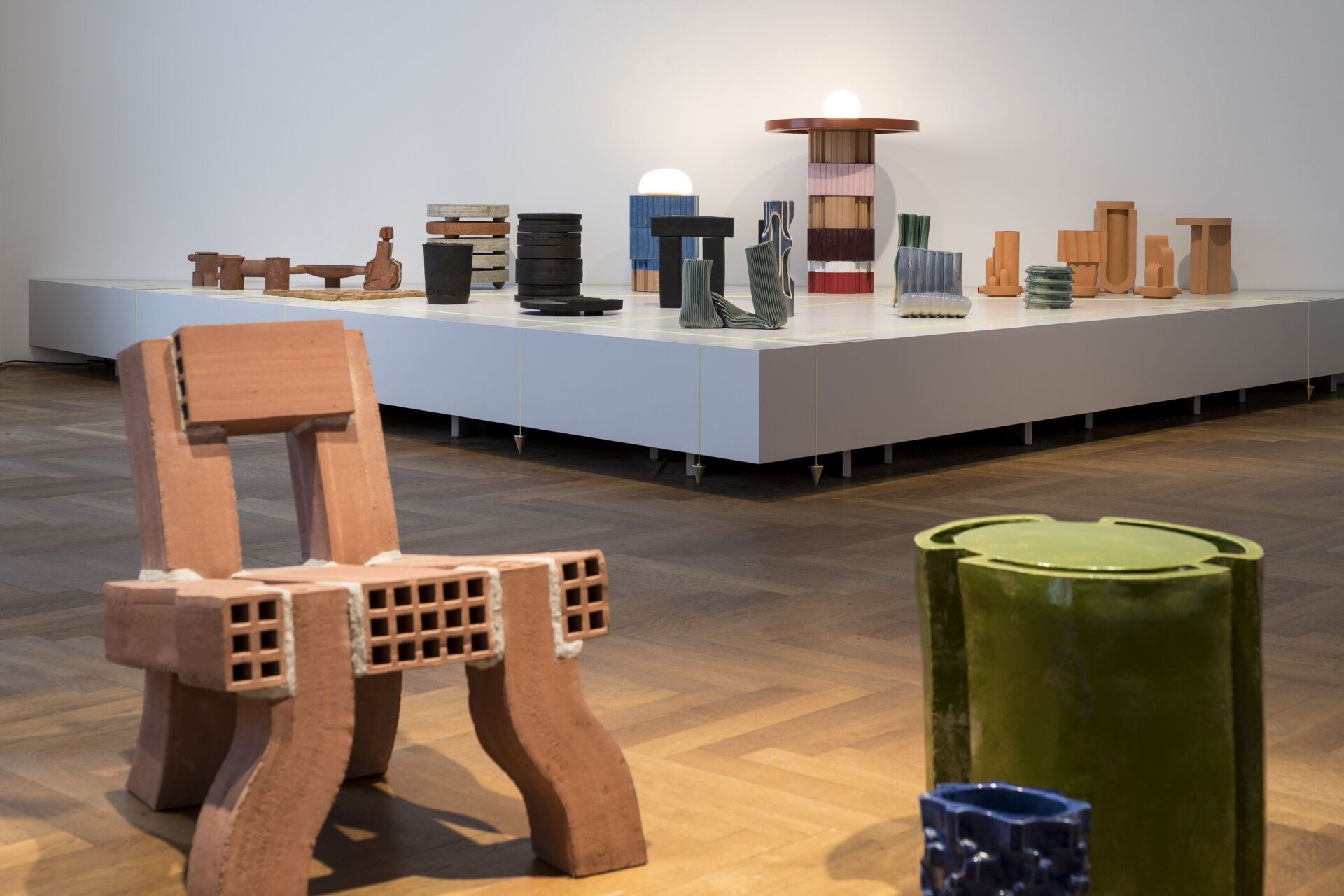 Ausstellungsansicht mit Floris Wubbens Brick Chair (2024) im Vordergrund. Der Stuhl besteht aus extrudierten, ungeschnittenen Backsteinsträngen. | Foto: Michael Lio Michael Lio