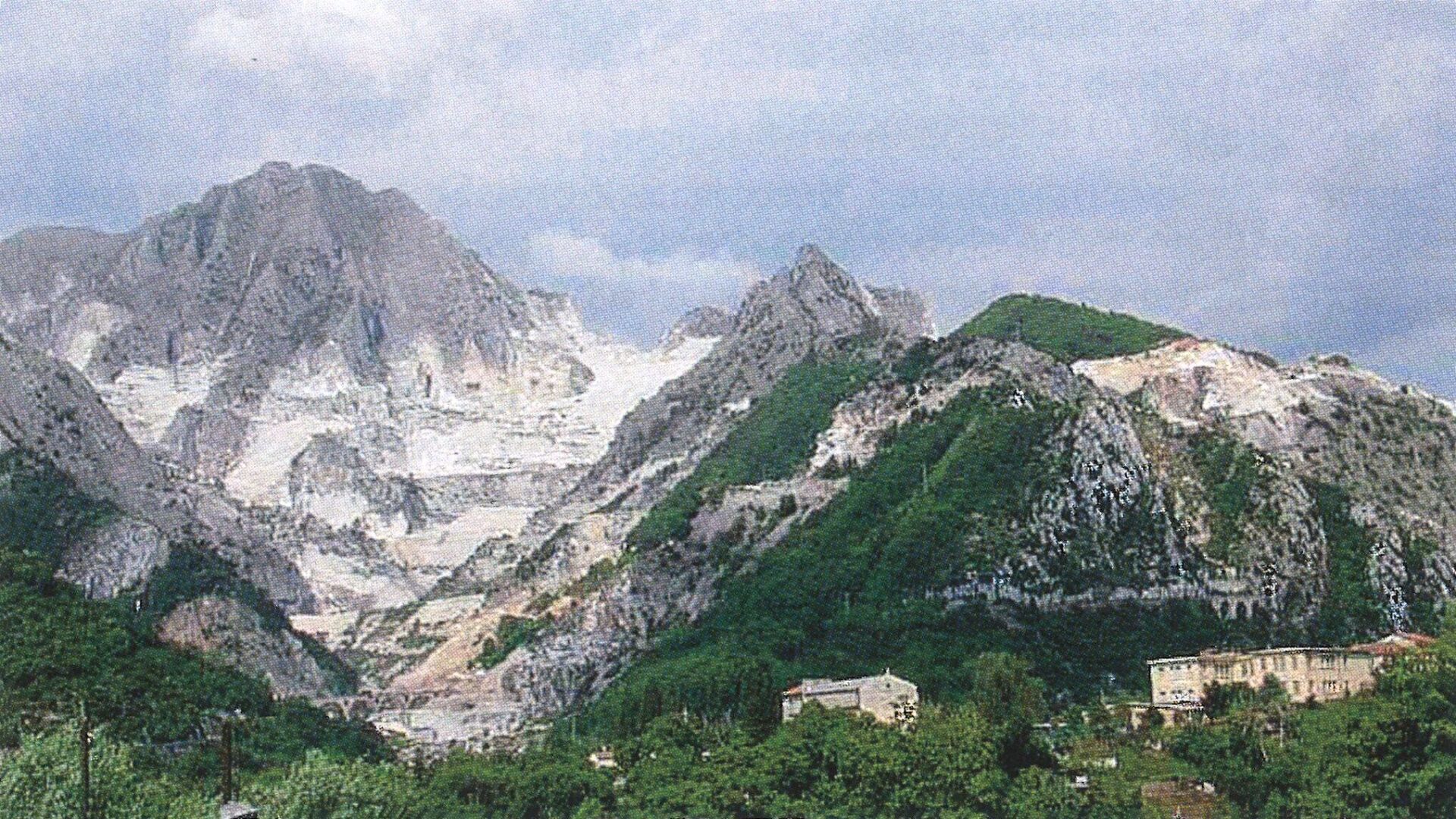 Die weltberühmten Marmorvorkommen von Carrara bilden eine ganze Bergkette des Apennins, die sich schon von weither an den weissen, an Schnee erinnernden Marmorschutthalden erkennen lässt. Die weltberühmten Marmorvorkommen von Carrara bilden eine ganze Bergkette des Apennins, die sich schon von weither an den weissen, an Schnee erinnernden Marmorschutthalden erkennen lässt.