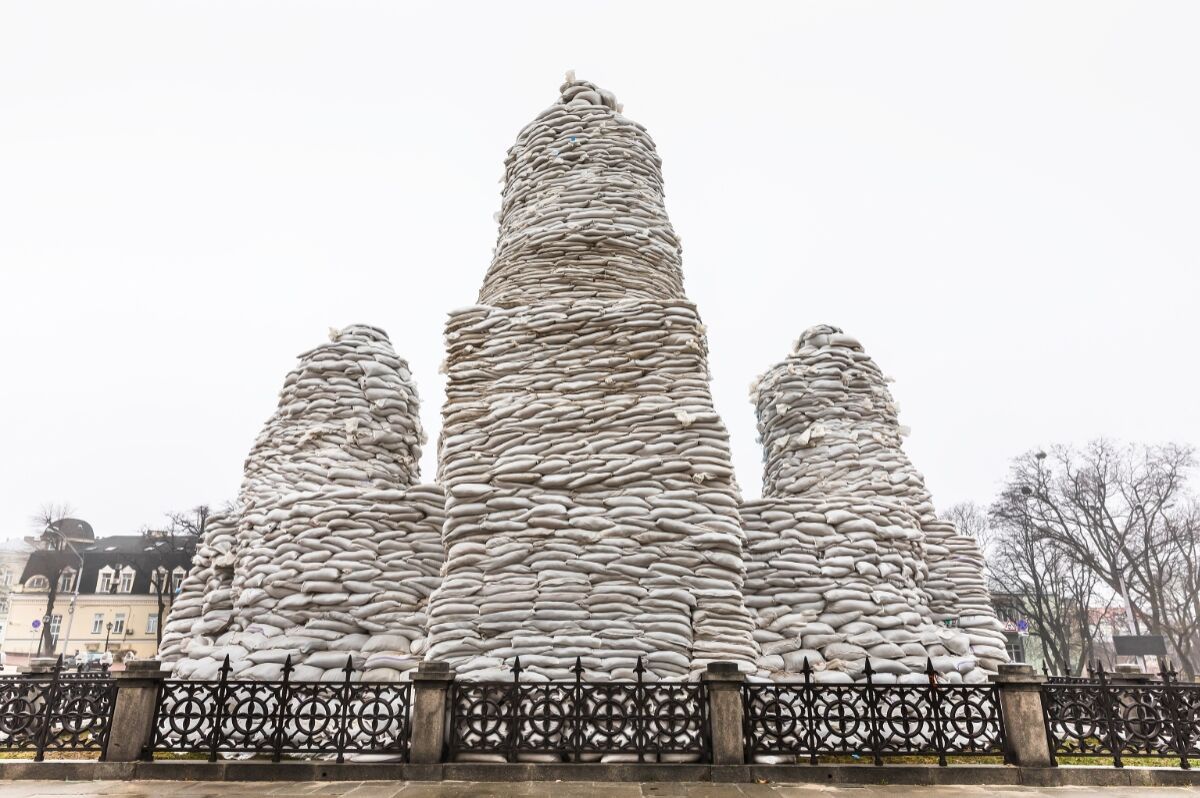 Sandsäcke schützen das Denkmal für Prinzessin Olga, Apostel Andreas, Kyrill und Methodius in Kiew. | Foto © Palinchak/Sipa USA/Alamy Live News Palinchak/Sipa USA/Alamy Live News
